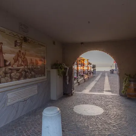 Fronte Di Garda, La Finestra Sull'acqua Apartment *